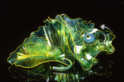 Artist: Dale Chihuly, Title: Seaweed Green Persian Set with Yellow Lip Wraps, 2000 - click for larger image