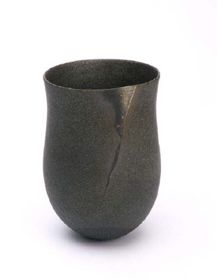 Artist: Jennifer Lee, Title: Dark pot, haloed vertical granite band, 2004 - click for larger image