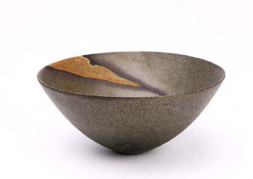 Artist: Jennifer Lee, Title: Olive pot, metallic haloed amber spiral, 2004 - click for larger image